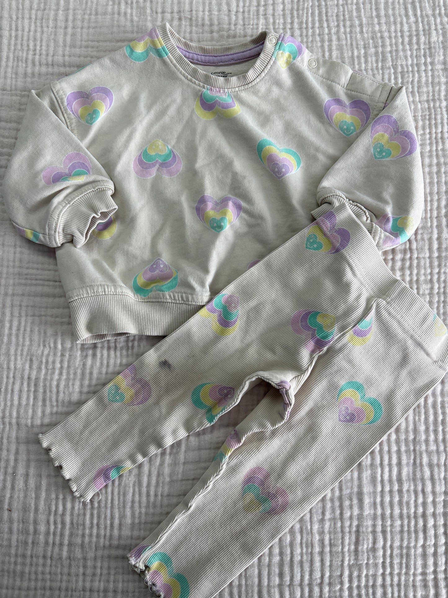 Ensemble 12-18 mois (imparfait) taché sur les pantalons