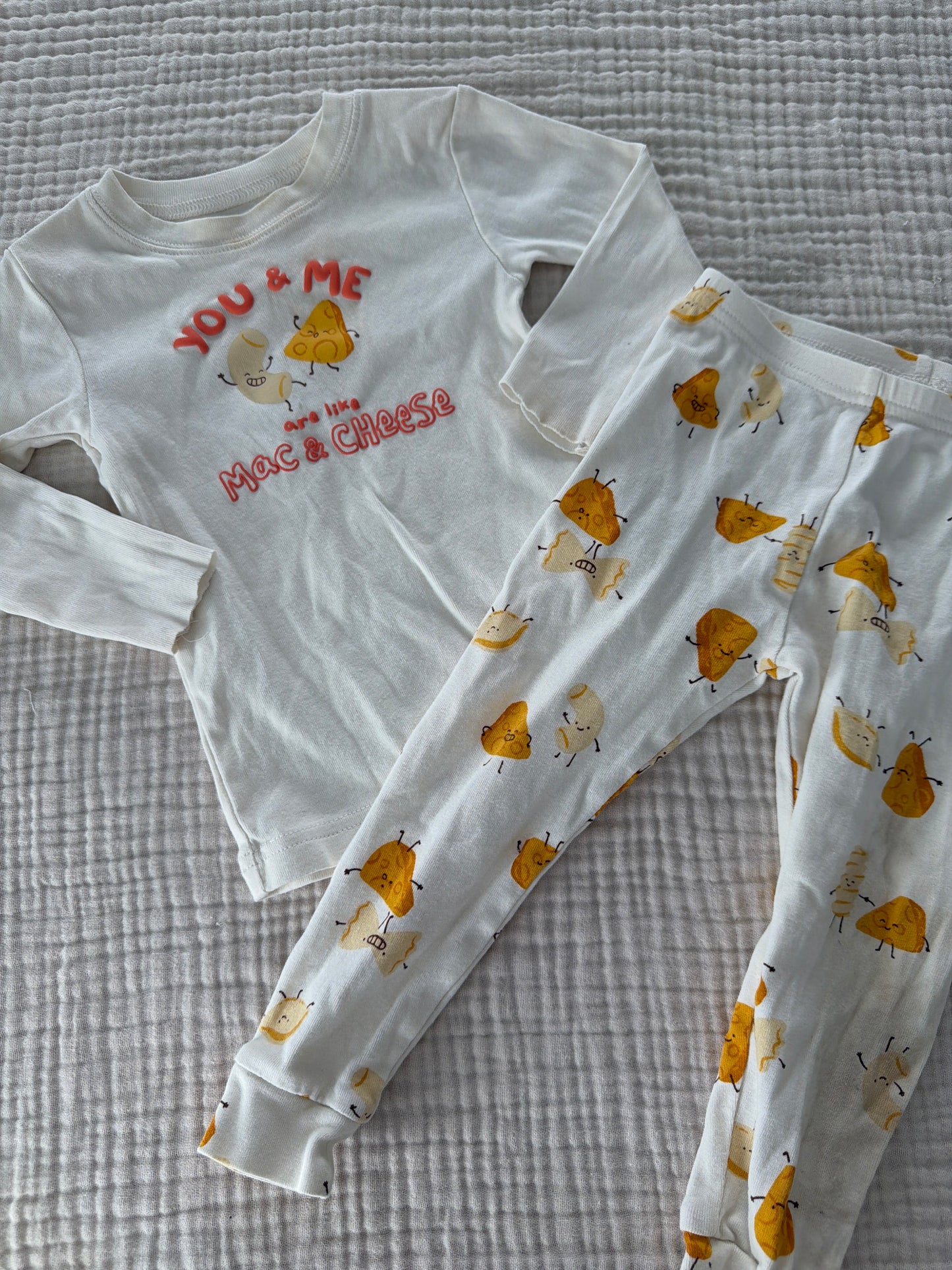 Pyjama carter’s 24 mois (imparfait) tache sur le col