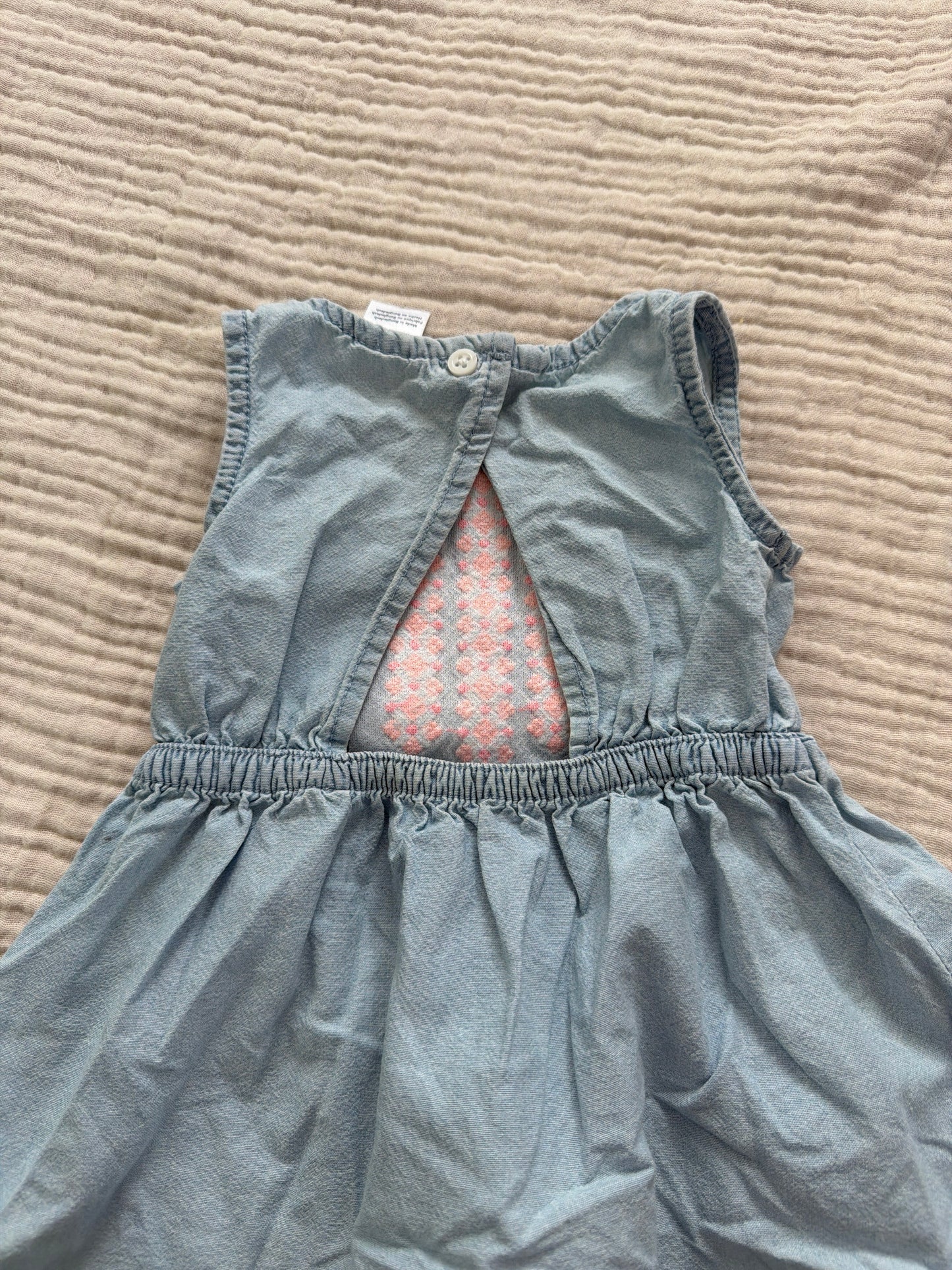 Robe oshkosh 12 mois (imparfait)