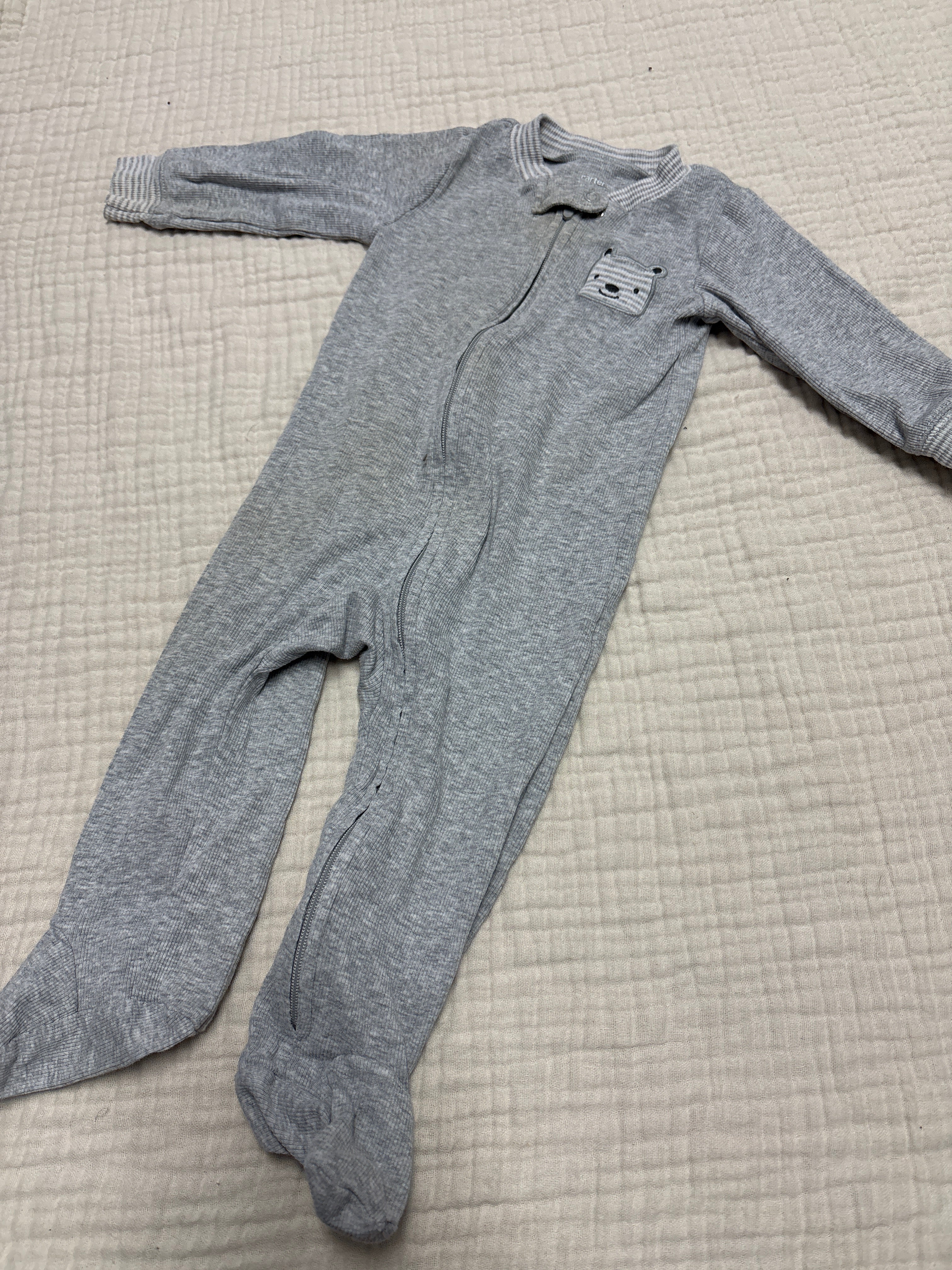 Pyjama carter’s 9 mois (imparfait) voir photo