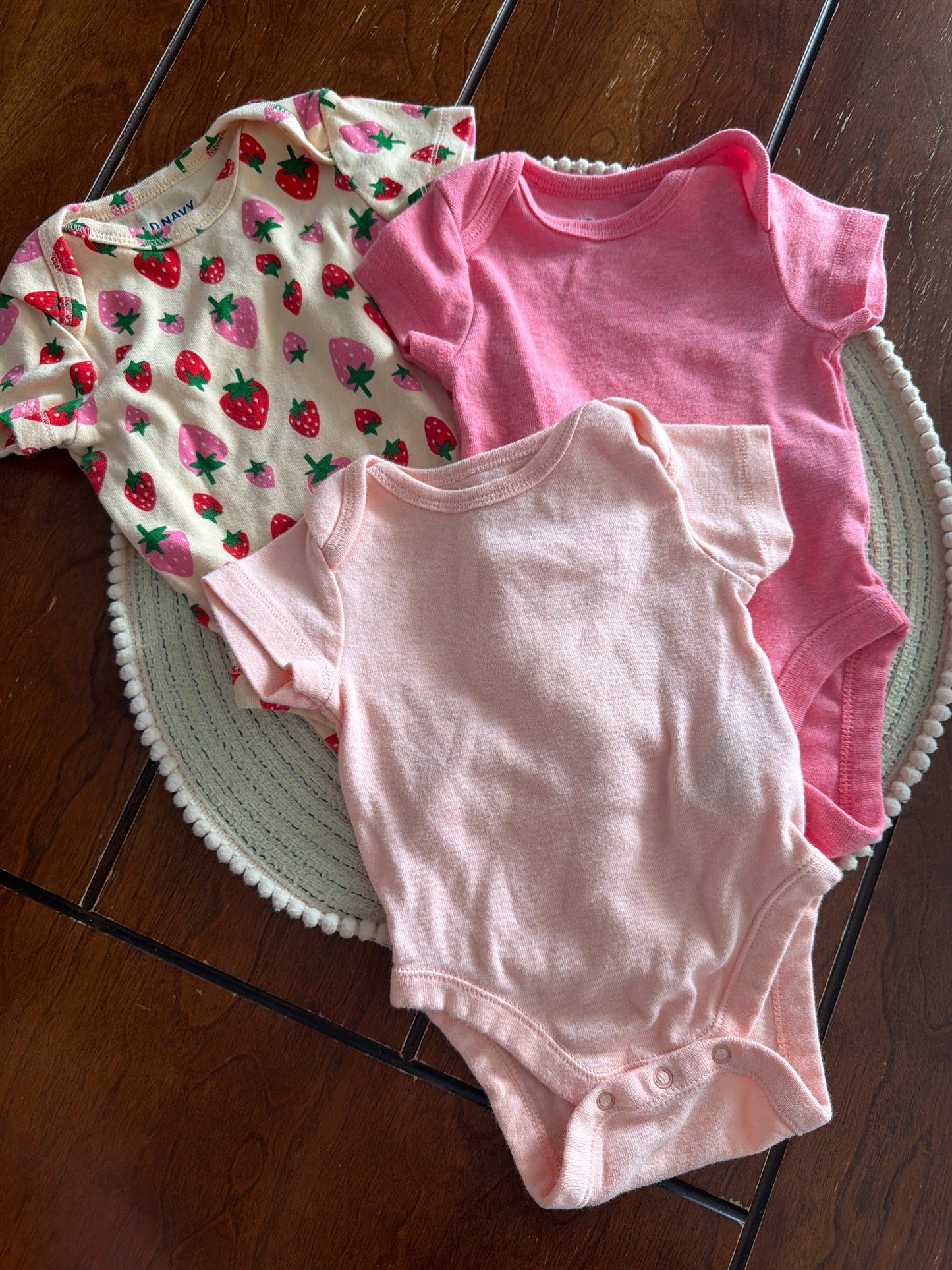 Cache couches old navy fraise (3-6 mois) et roses (0-3mois)