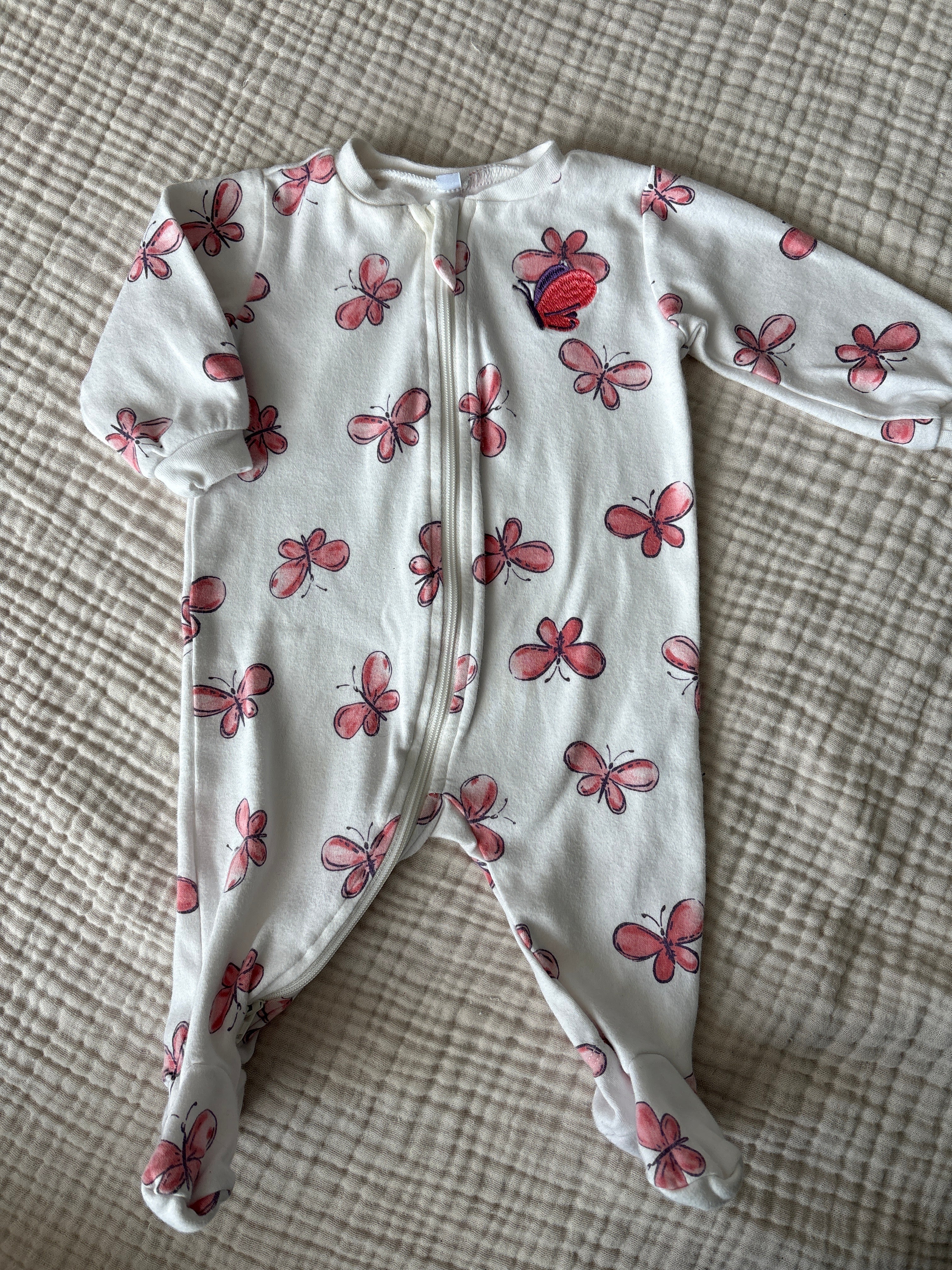 Pyjama Pekkle 3 mois (petite tache jaunis au col)