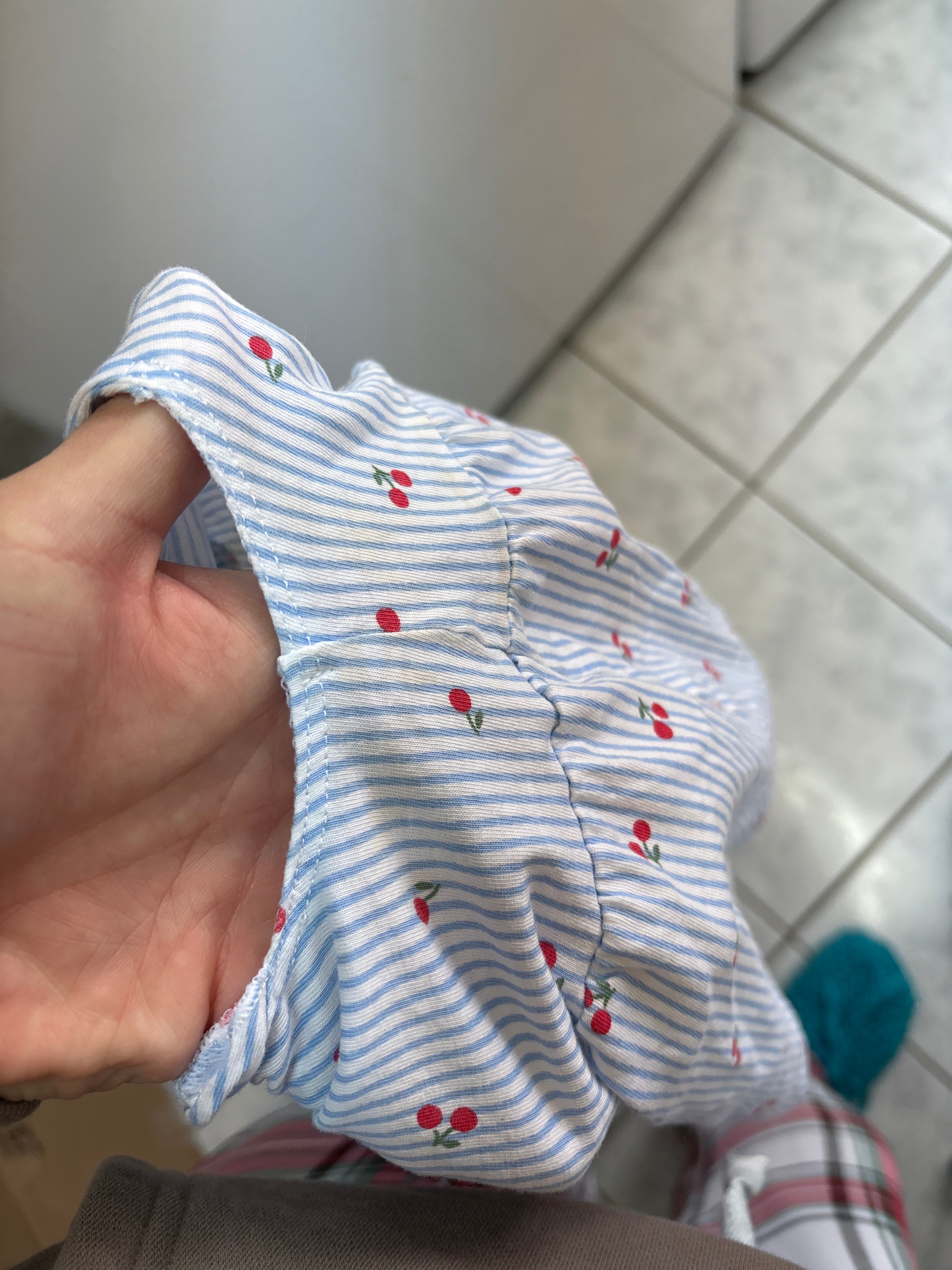 Robe H&M 9-12 mois (imparfait) voir photo