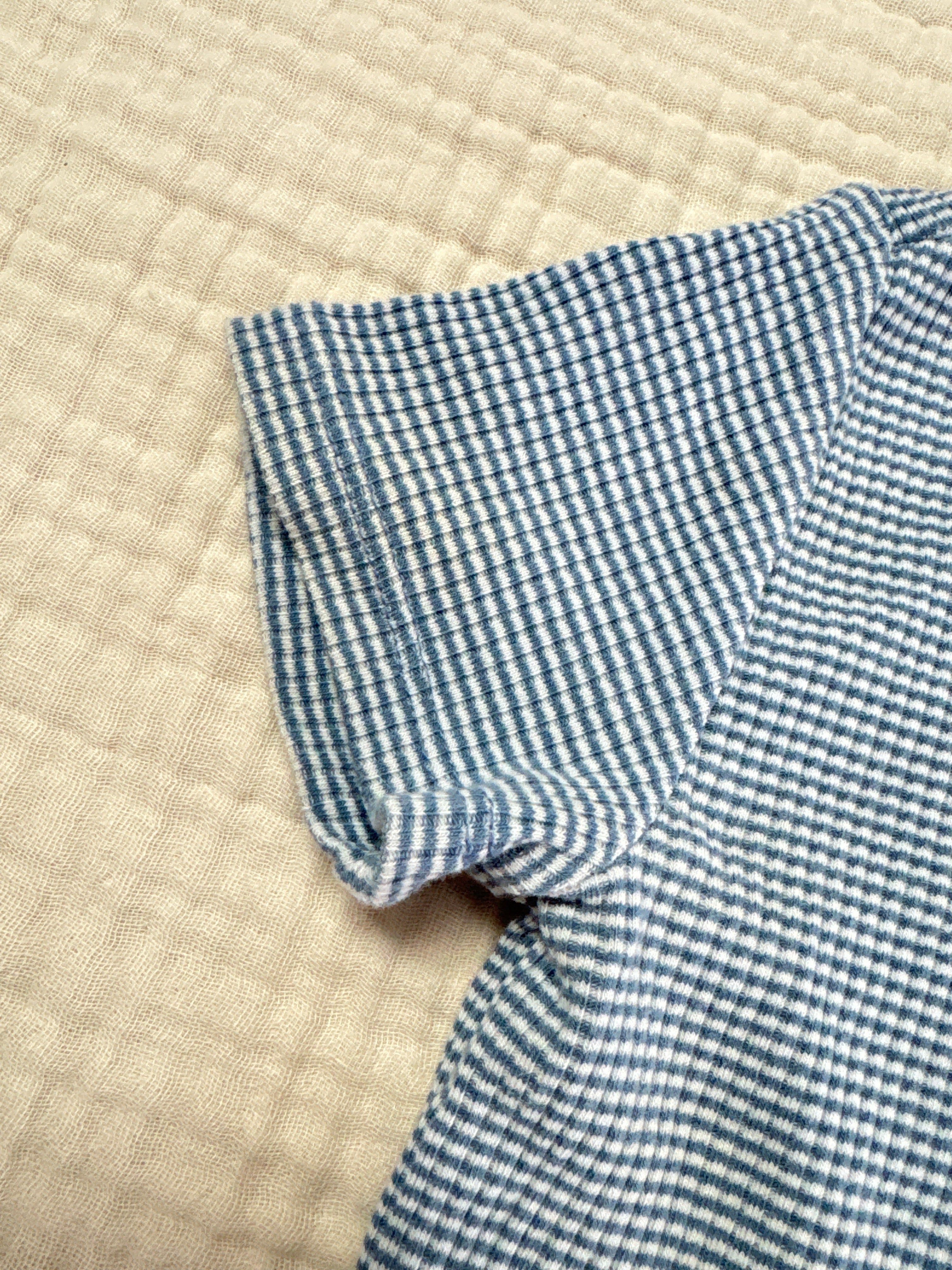 Chandail baby gap 18-24 mois (imparfait) voir photo