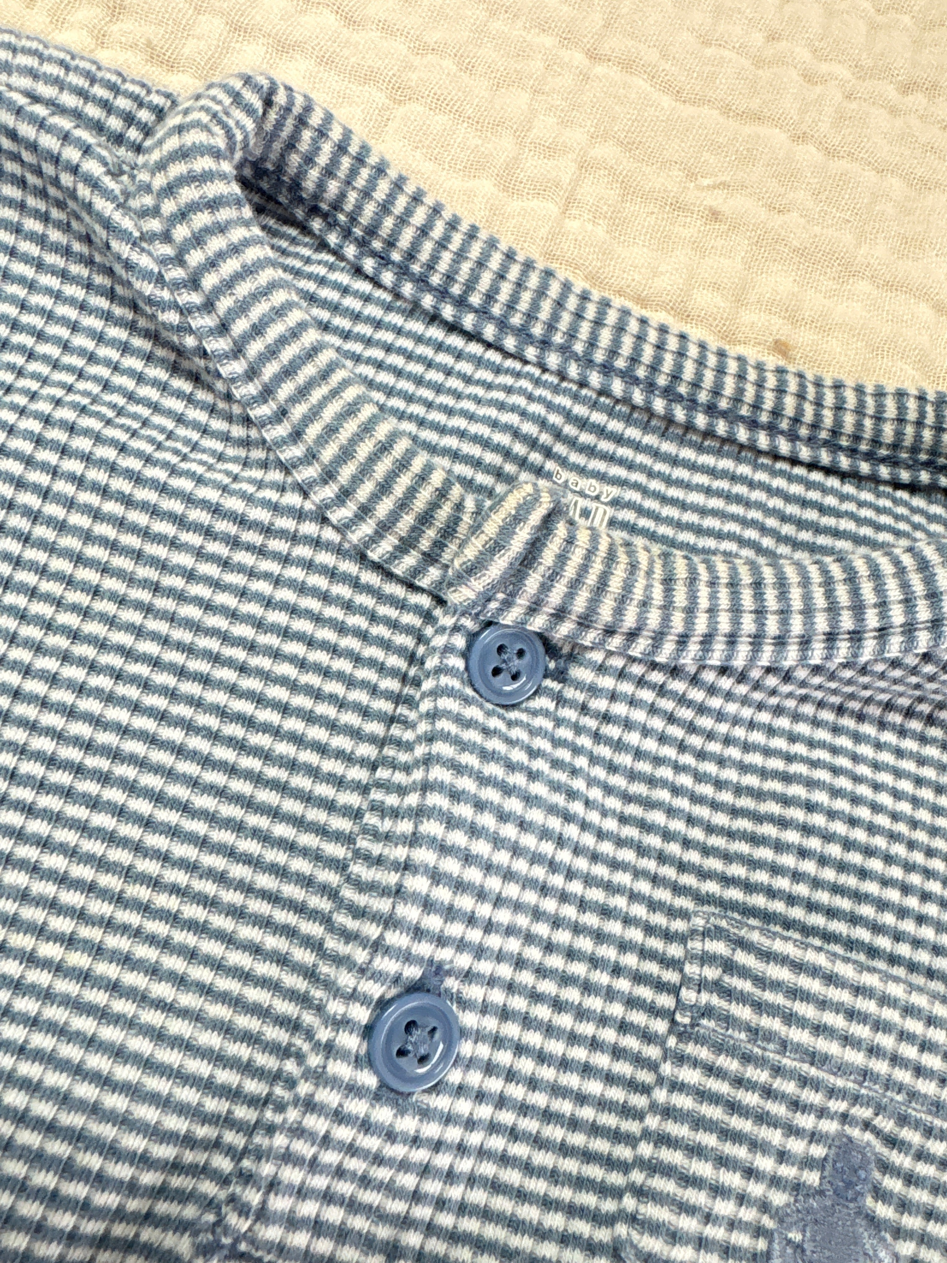 Chandail baby gap 18-24 mois (imparfait) voir photo