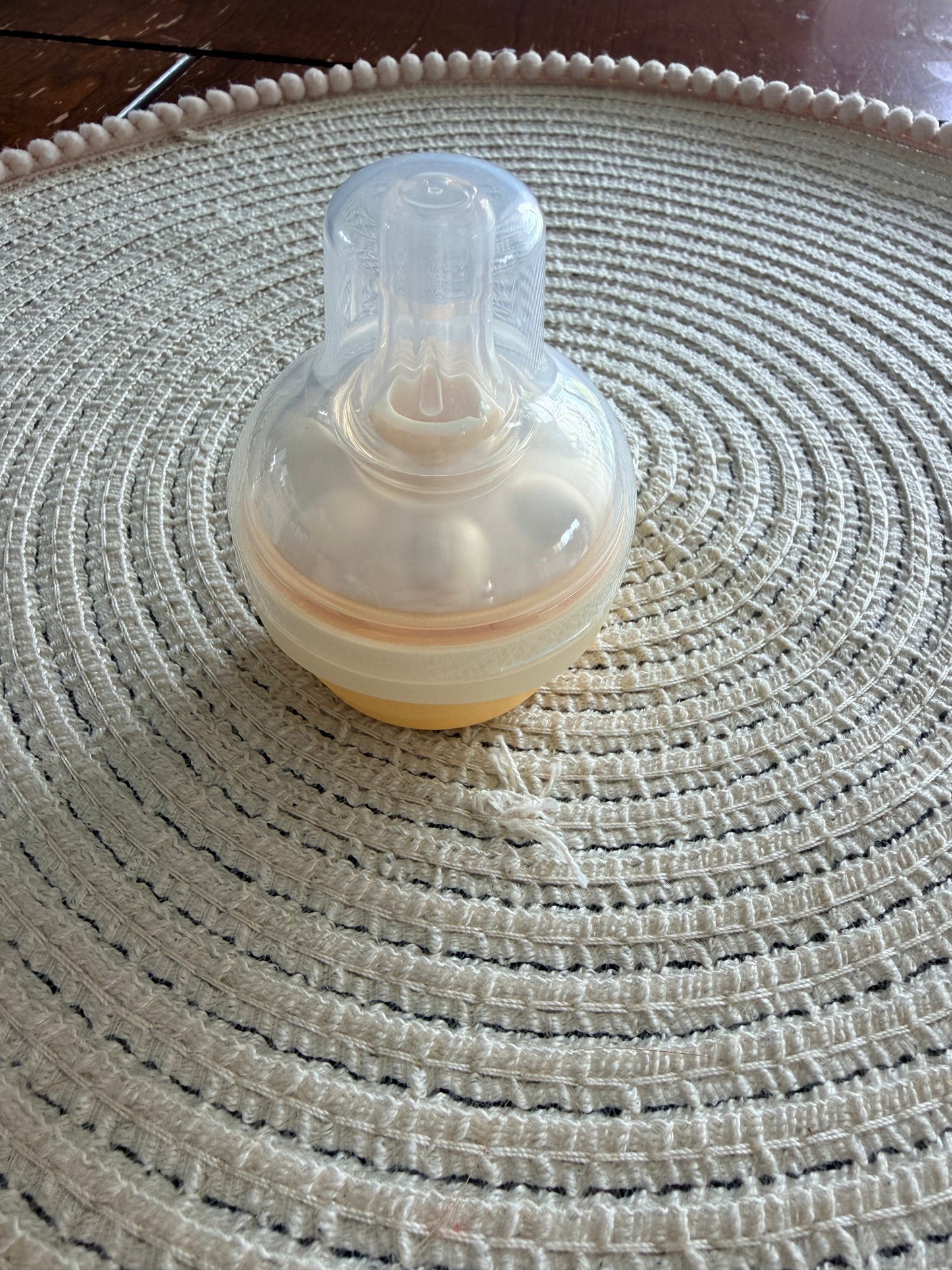 Tétine calma pour bébé allaité à mettre sur un biberon Medela